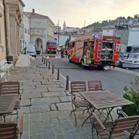 V Piranu zagorel avto