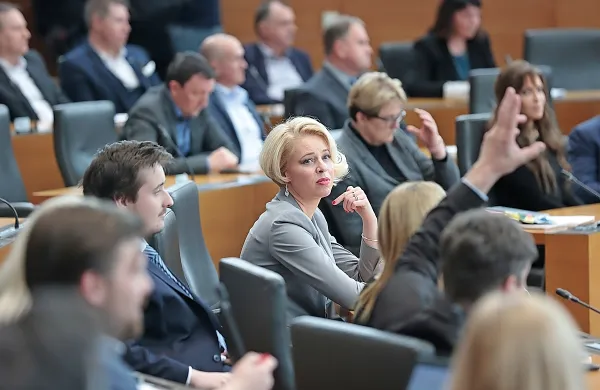 V DZ danes obravnavajo tudi razrešitev predsednice državnega 
zbora. 