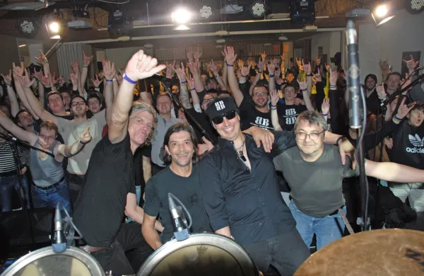 Big Bibls Brothers Band so v ajdovsko Hišo mladih zvabili staro in 
mlado.