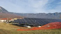 Dars je sončno elektrarno z močjo 105 kWp postavil ob hiše  v vasi Cesta.