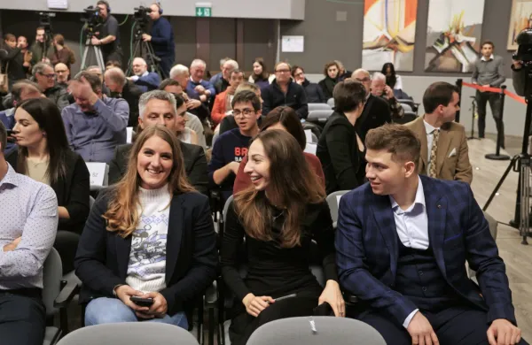 Pred pričetkom podelitve Športnik Primorske 2024, levo Andreja 
Leški, prvi z desne Toni Vodišek