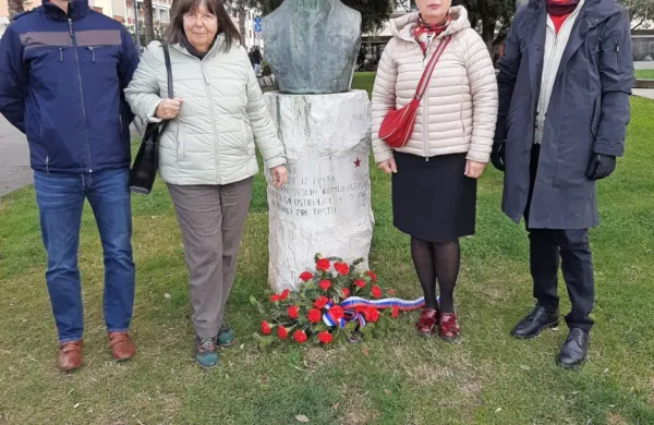 Položili cvetje ob spomenik Pinka Tomažiča v Kopru
