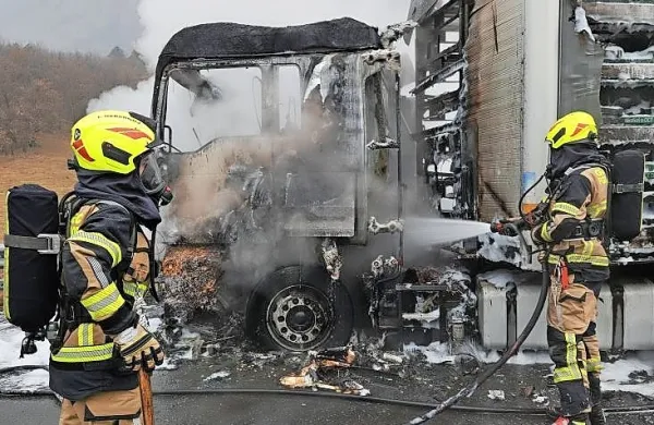 Po prvih podatkih je pogorelo celotno tovorno vozilo in polovica 
polpriklopnika, voznik pri tem ni bil poškodovan.