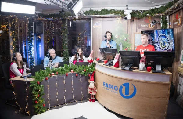(VIDEO) Tako smo v uredni&scaron;tvu Primorskih novic skupaj s kolegi iz uredni&scaron;tev po vsej Sloveniji presenetili Denisa Avdića in ekipo Radia 1