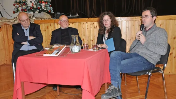 Na fotografiji so (z leve) dr.   Renato Podbersič, msgr. Renato 
Podbersič,    Aneja Rože in Matic Batič.