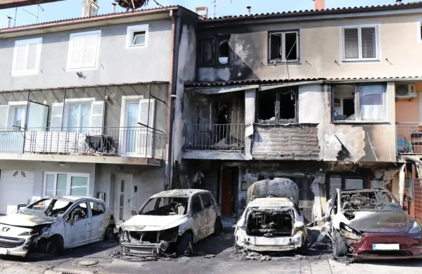 Devetega  maja  so  plameni  v  Vodopivčevi  ulici  uničili pet  vozil in 
poškodovali  tri stanovanja.