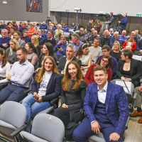 Prešerno razpoloženje  med prejemniki priznanj in obiskovalci 
prireditve Naš športnik v dvorani občinskega gledališča France 
Prešeren v Boljuncu.  