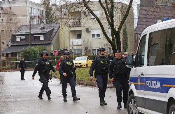 Policisti so 19-letnega osumljenega napadalca kmalu prijeli. 