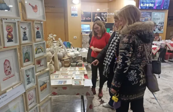 Gori&scaron;ki ustvarjalci v avli kulturnega doma v sklopu božičnega sejma unikatnih izdelkov razstavili svoje umetnine