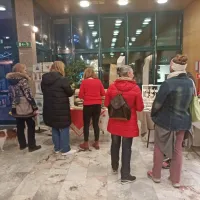 Gori&scaron;ki ustvarjalci v avli kulturnega doma v sklopu božičnega sejma unikatnih izdelkov razstavili svoje umetnine