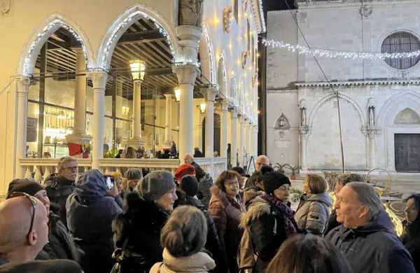 Izkušeni turistični vodič Miran Ibrahimagić (skrajno desno) med predzadnjim Adventnim sprehodom v Kopru