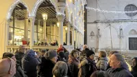 Izkušeni turistični vodič Miran Ibrahimagić (skrajno desno) med predzadnjim Adventnim sprehodom v Kopru