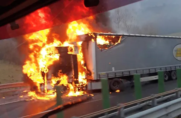 Vipavska hitra cesta je bila včeraj zaradi požara tovornega vozila 
več ur zaprta v ob smeri.