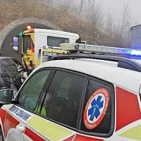 Med gašenjem tovornjaka je počilo na drugi strani hitre ceste.