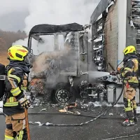 Od kabine tovornjaka ni ostalo veliko, prikolico je ogenj uničil le 
delno, tovor pa popolnoma. 