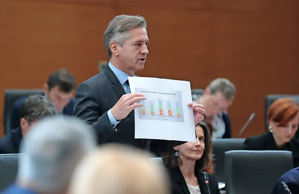 Robert Golob: “Vse, kar bo davek na drugo nepremičnino prinesel 
državi, bo šlo za to, da bodo na koncu ljudje, ki delajo, imeli višje 
plače.”