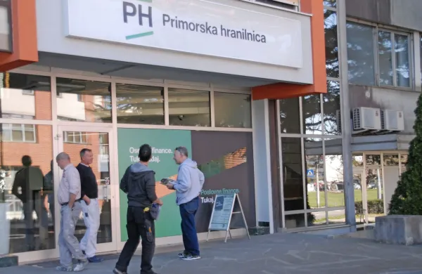Skupina zainteresiranih delničarjev Primorske hranilnice  je vložila 
tožbo zaradi prodaje delnic.