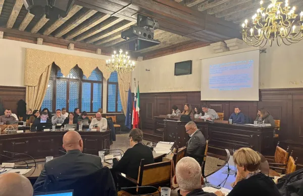  Po pričakovanjih ni nihče nasprotoval sprejemu proračuna. Od 27 svetnikov ga  je  podprlo 19,  osem 
svetnikov Liste Koper je naš pa sploh ni glasovalo.