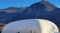 Balon so napihnili nad nedavno urejenim asfaltnim  igriščem na 
Žarščah. 
