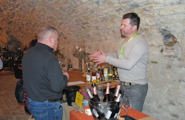 21 lokalnih vinarjev je v sklopu tretjega festivala vipavskih penin 
gostom predstavilo svoj nabor penečih vin, poleg teh pa so si 
gostje lahko ogledali tudi jaslice, ki so nastale izpod rok domačih 
obrtnikov.