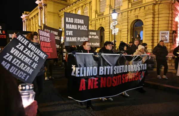 Pred šolami po vsej Hrvaški ter na shodu Za varno šolo v Zagrebu 
so se danes v tišini in ob prižiganju sveč zbrali ljudje, ki želijo 
opozoriti na pomen večje varnosti v šolah.