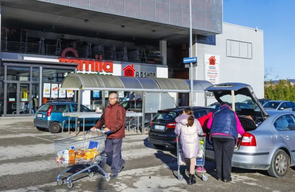 V teh dneh je v trgovinah čez mejo velika gneča, med kupci je 
veliko Slovencev in tudi Hrvatov.