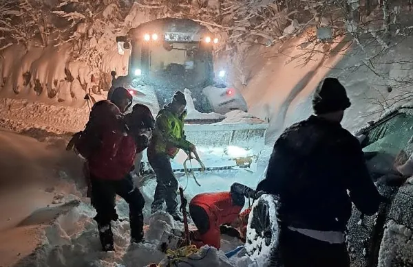 Domačin  je  ajdovskim  gorskim reševalcem  najprej   s  traktorjem  in  
plugom  utiral  pot  do  dveh  ujetih  terenskih vozil,  nato  pa  jih  je  
pomagal  s trakovi   potegniti  iz  snega.  