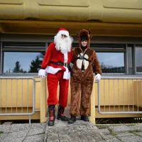 Koprski gasilci z Božičkom in jelenčkom že četrtič razveselili male bolnike (FOTO)