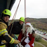 Koprski gasilci z Božičkom in jelenčkom že četrtič razveselili male bolnike (FOTO)