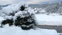 Ko so vremenoslovci na Notranjskem napovedali 20 cm snega, je 
bilo jasno, da ga bo na Idrijskem več. Namerili so ga do pol 
metra.