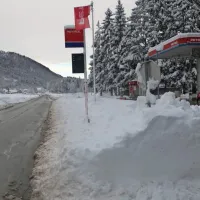 Dobro očiščene ceste niso delale preglavic voznikom, nekaj več pa 
pešcem. V Črnem vrhu, kjer so namerili skoraj pol metra snega, 
imajo pošto na Petrovi črpalki, do nje pa nobenih površin za 
sebe.