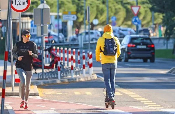 Trajnostna mobilnost je ključna pri sprejemanju nove strategije. 
Le ta spodbuja hojo, kolesarjenje in uporabo javnega prevoza na 
račun omejevanja osebnega motornega prometa.