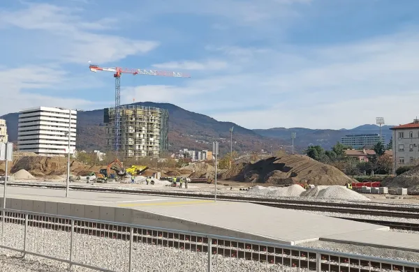 Nadgradnja železniške postaje Nova Gorica, ki se je začela 
februarja, se bliža koncu. 