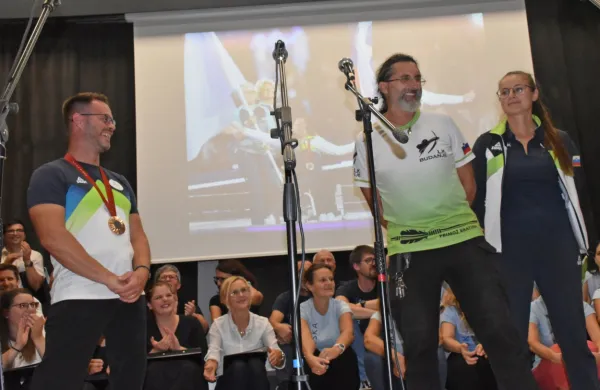 Med primorskimi prejemniki priznanj  so bili tudi bronasti paralimpijec Dejan Fabčič (levo), LK Budanje (v sredini predsednik 
Primož Bratina) in  trenerka paralimpijcev Brina Božič.