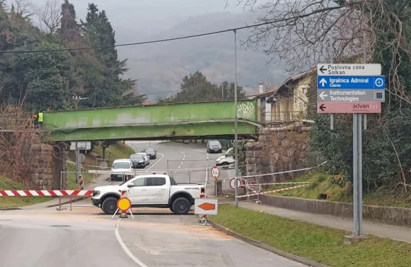Zaradi naleta je most dvignilo za približno 40 centimetrov, v 
dolžini približno 15 metrov pa se je na obeh straneh mostu 
poškodoval tir
