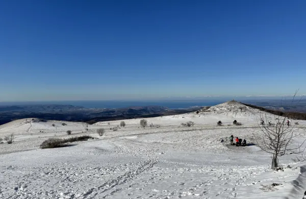 V noči na petek je zasnežilo tudi Slavnik.