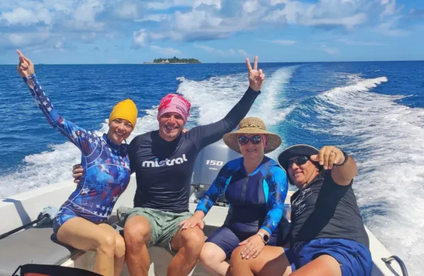 Voditelj na Radiu 1 Iztok Gustinčič je s partnerico Nino in njenima staršema dopustoval na Maldivih.
