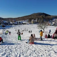 Tudi brez novih padavin naj bi po obetih vremenarjev zimska idila 
na Lokvah  trajala še globoko v januar. 