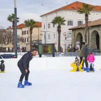 Otrokom je všeč razgibanost koprskega drsališča. 