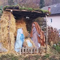 Na planoti Lom je 17 domačinov naredilo in na ogled postavilo 
jaslice na poti Lom je moj dom. 
