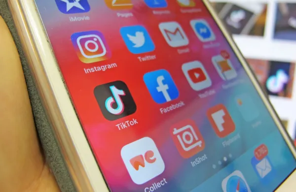 Trump meni, da bi lahko nadaljevanje pogajanj rešilo TikTok in 
hkrati obravnavalo vprašanja nacionalne varnosti.