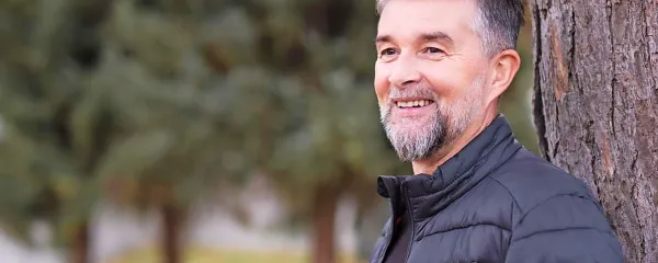 “Nikoli nisem iskal stikov, razumem, da ne sodim v njihov svet ... 
Seveda ujamem kakšne vesti, hkrati pa se zavedam, da z njimi 
nimam nič - jaz sem samo tukaj. Samo obstajam. To je vse,” pravi 
Denis Cigelnjak.