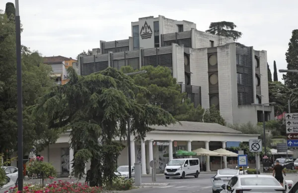 V začetku julija je bila prodana poslovna stavba Splošne plovbe v 
Portorožu. Objekt obsega 5437 kvadratnih metrov površin, ob 
njem pa je tudi 321 kvadratnih metrov velika stanovanjska vila.