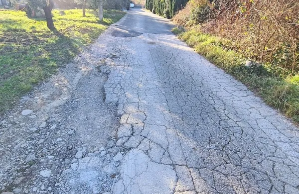 Takšna ostaja cesta, ki vodi na Poljane v Pobegih, saj so obnovili le 
prvih 70 metrov cestišča. 