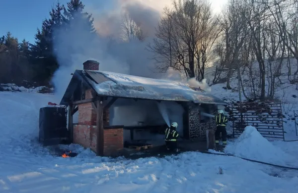 V  petek popoldne je ogenj uničil  zidanico  v  okolici  Postojne. 