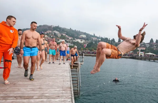 Novoletni skok v morje v Portorož vsako leto privabi množico 
ljudi.