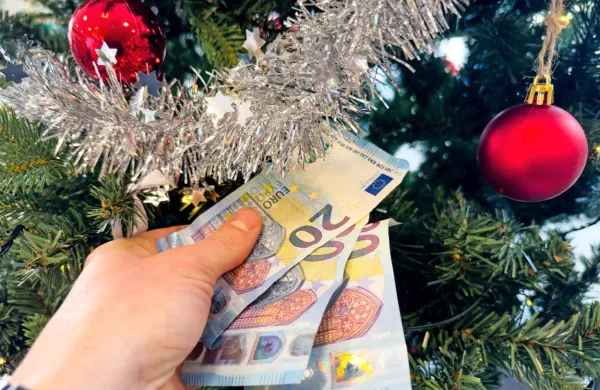 Število podjetij, ki zaposlenim izplačajo božičnico ali katero drugo 
nagrado ob koncu leta, se pri nas povečuje.