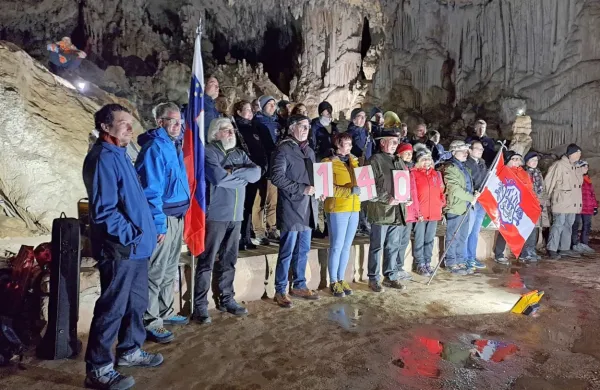 Udeleženci slovesnosti v jami Dimnice