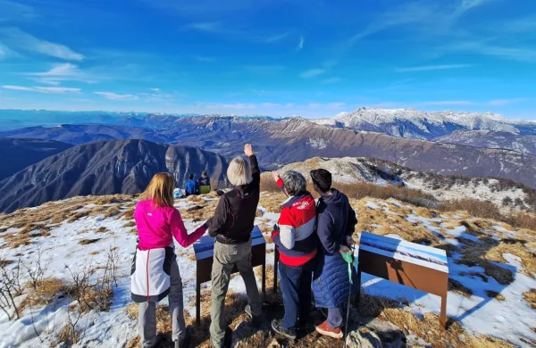 V hribih je bilo te dni zaradi temperaturnega obrata precej toplo, jasno vreme pa je ponujajo prečudovite razglede, kot je tale z vrha 1642 metrov 
visokega Matajurja.   