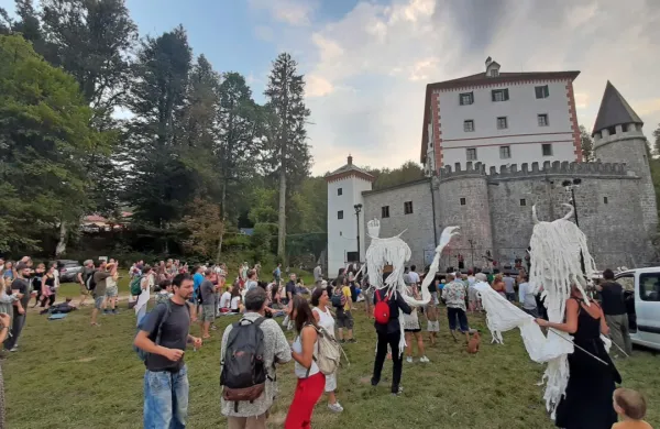 Ob gradu Snežnik in povsem blizu pristav vsako leto poteka 
festival Plavajoči grad.